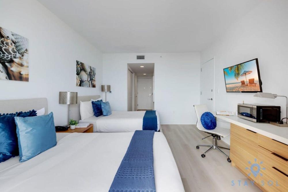 Upper studio w Balcony Pool Gym Near Beach